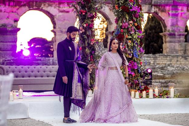 U pulskoj Areni, jednom od najljepših antičkih spomenika, upriličeno je snimanje raskošnog indijskog vjenčanja