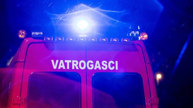 Požar u Kaštel Novom: Zapalilo se teretno neregistrirano vozilo