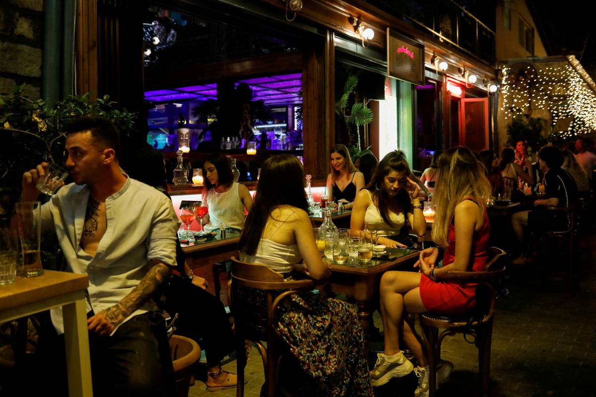 Nova grčka mjera: Necijepljeni ne mogu u zatvoreni dio kafića