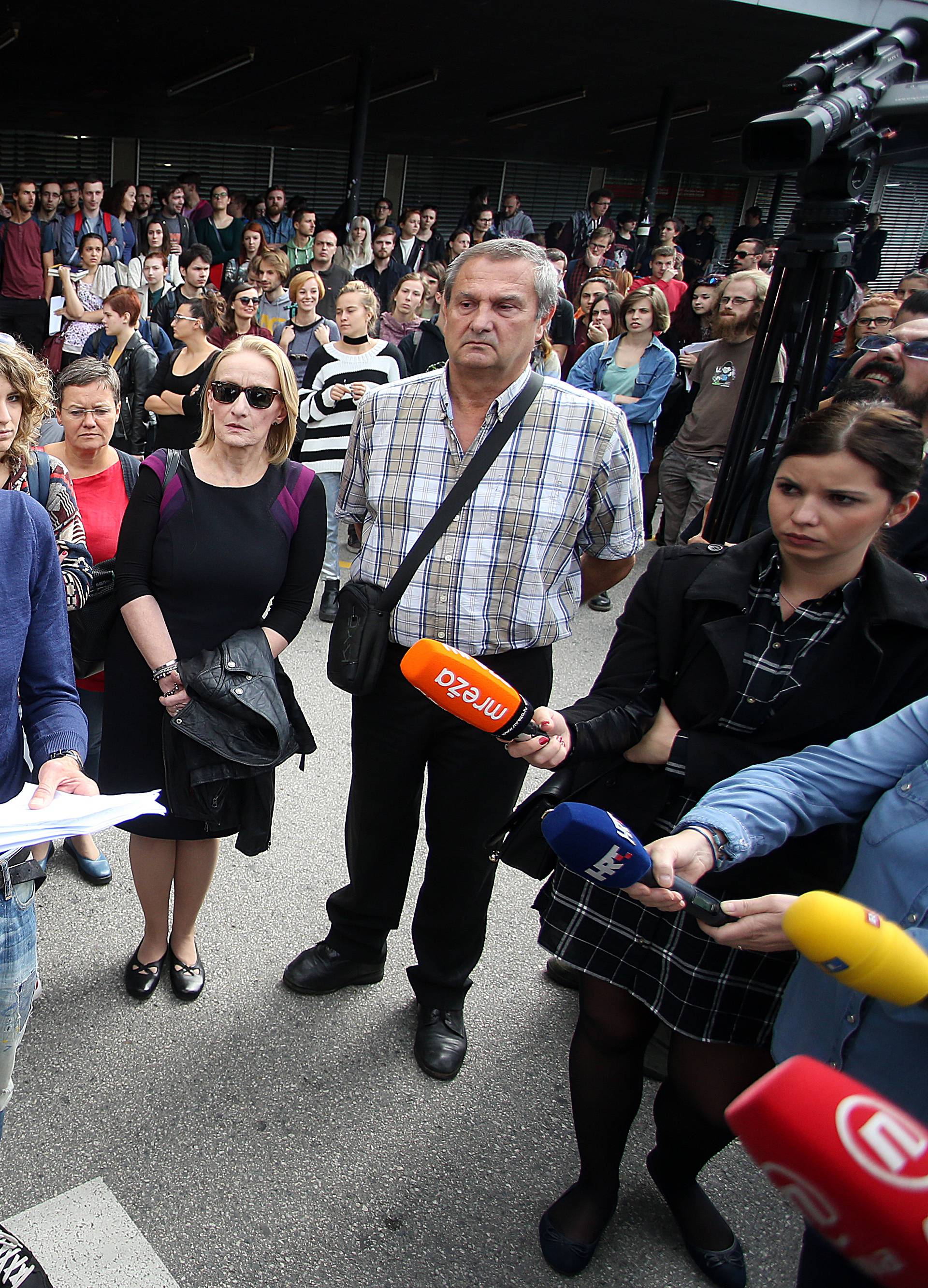 Rektor: Situacija je ozbiljna. Profesor: Dekan nek' se stidi!