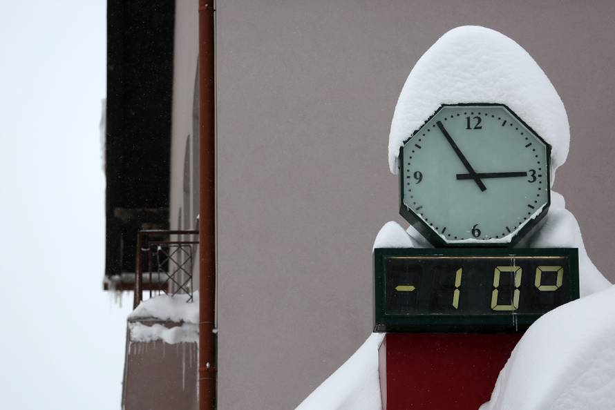 Zameteni u Delnicama: Nanosi snijega do balkona na 1. katu!