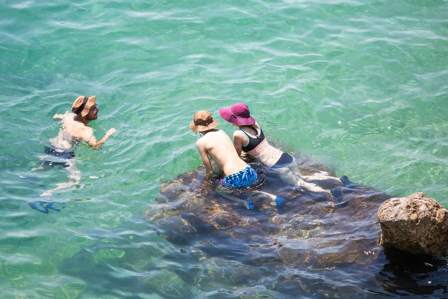 Dubrovnik: Turisti spas od vrućina potražili u moru 