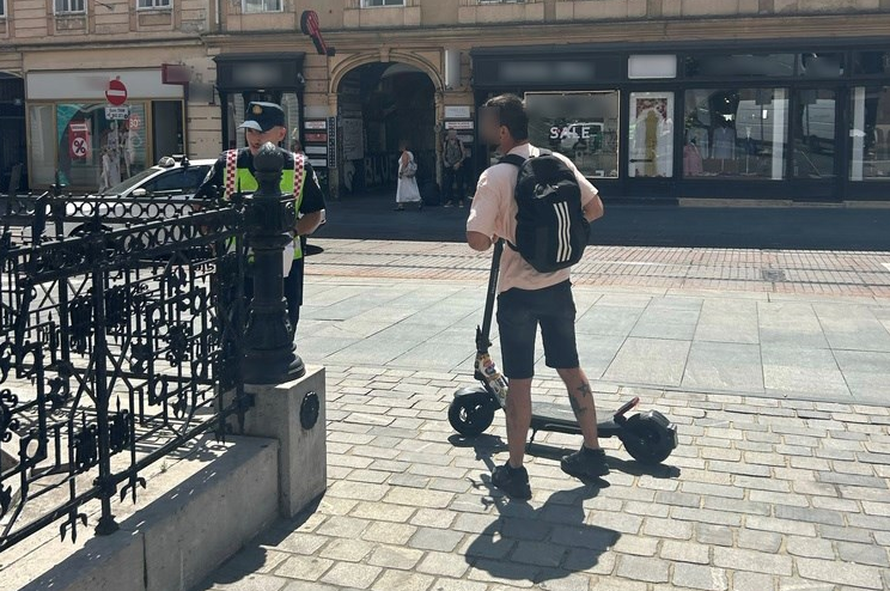 Kakvi propisi... Policija u centru Zagreba ulovila skoro 50 ljudi na romobilima bez kaciga