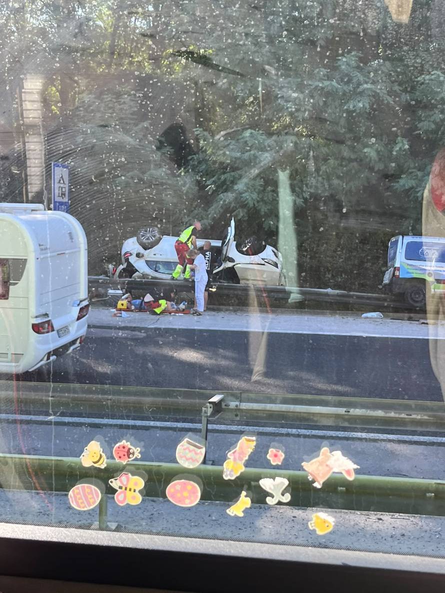 FOTO Strašna nesreća na A1 kod Bosiljeva: 'Auto je na krovu'