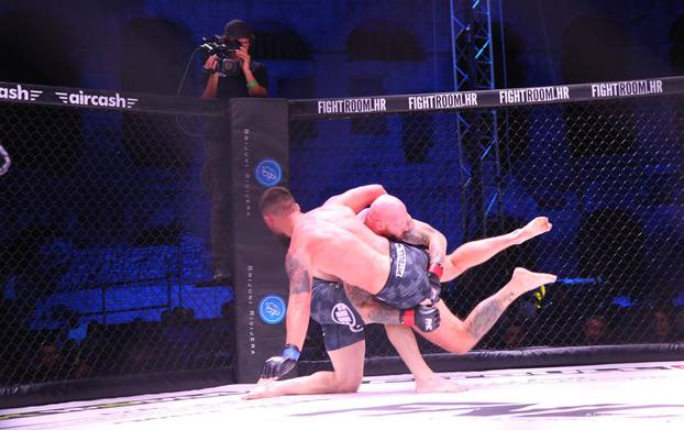 FNC 12: Fight Nation Championship MMA: Bojan Kosedar teško se ozljedio u ringu, po njega došla hitna