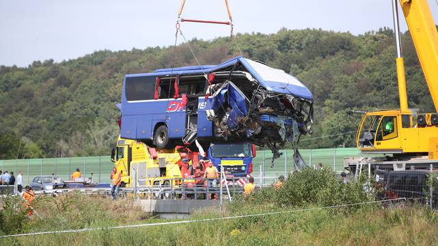 Teška nesreća na A4: Izvlačenje autobusa nakon nesreće u kojoj je poginulo 12 ljudi