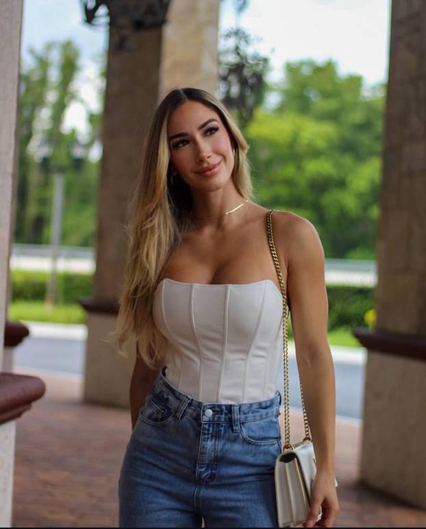 FOTO Alena je ponosna na svoju savršenu stražnjicu! Pokazuje ju stalno i iz svih kuteva...