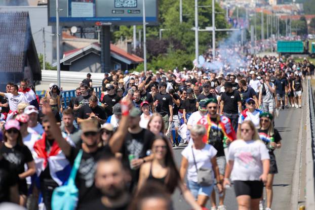 Zagreb: Tisuće fanova Thompsona prolazi Mostom mladosti koji je zatvoren za promet