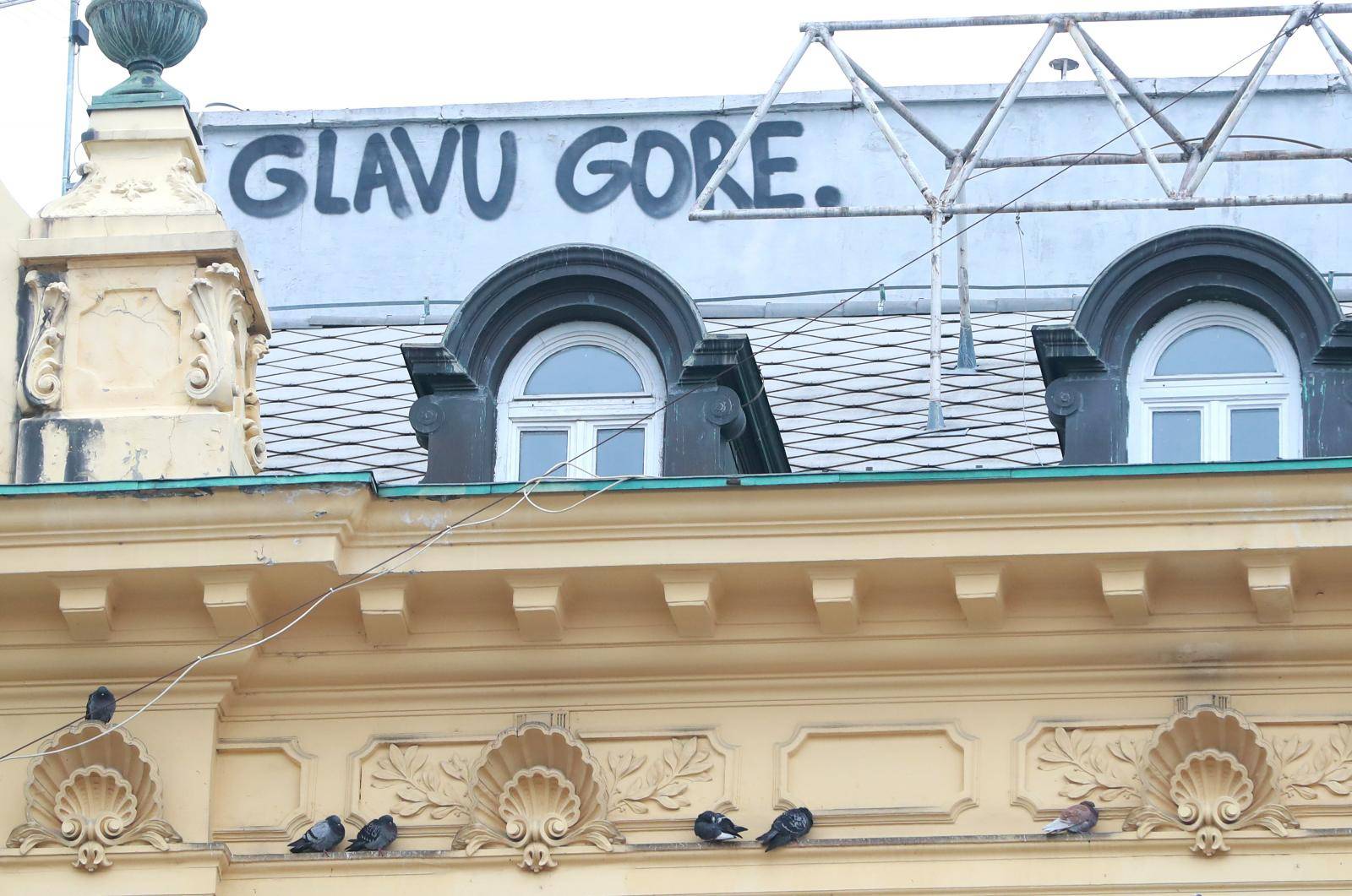 Zagreb: Na pročelju zgrade na glavnom gradskom trgu osvanu natpis "Glavu gore"