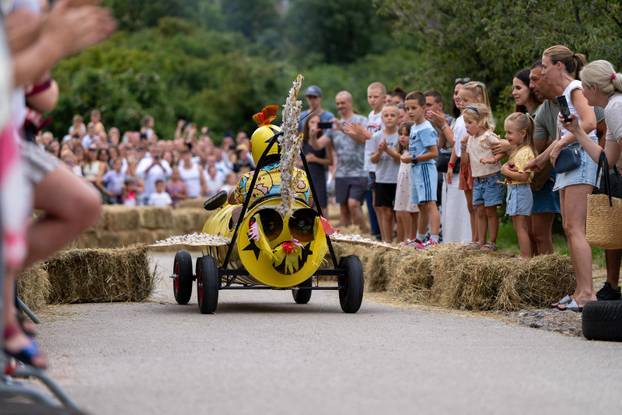 Senj: Održana 1. Senjska maškarana utrka 'Gravity race Senj 2025' podno tvrđave Nehaj