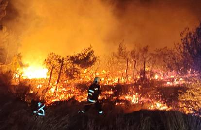 Požar iznad Bola više se ne razbuktava. Vatrogasci ostaju do noći: 'Kuće su bile ugrožene'