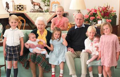 Princ William i Kate objavili dirljivu fotku kraljice Elizabete II. i princa Philipa s praunučadi