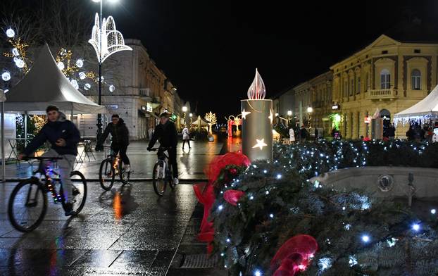 FOTO Zagreb, Split, Osijek, Sl. Brod, Vodice i ostali. Pogledajte adventsku čaroliju, ali i gužvu!