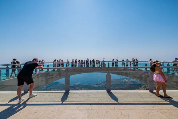 Brojni posjetitelji dovoljno su hrabri za obilazak Skywalka, vidikovca na Biokovu