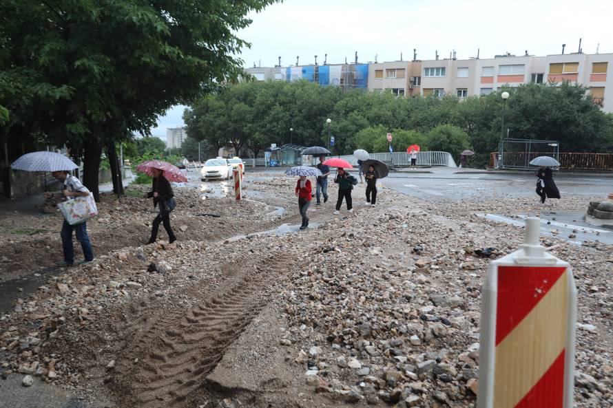 Rijeka: Zemja i kamenje na cesti u Vukovarskoj ulici