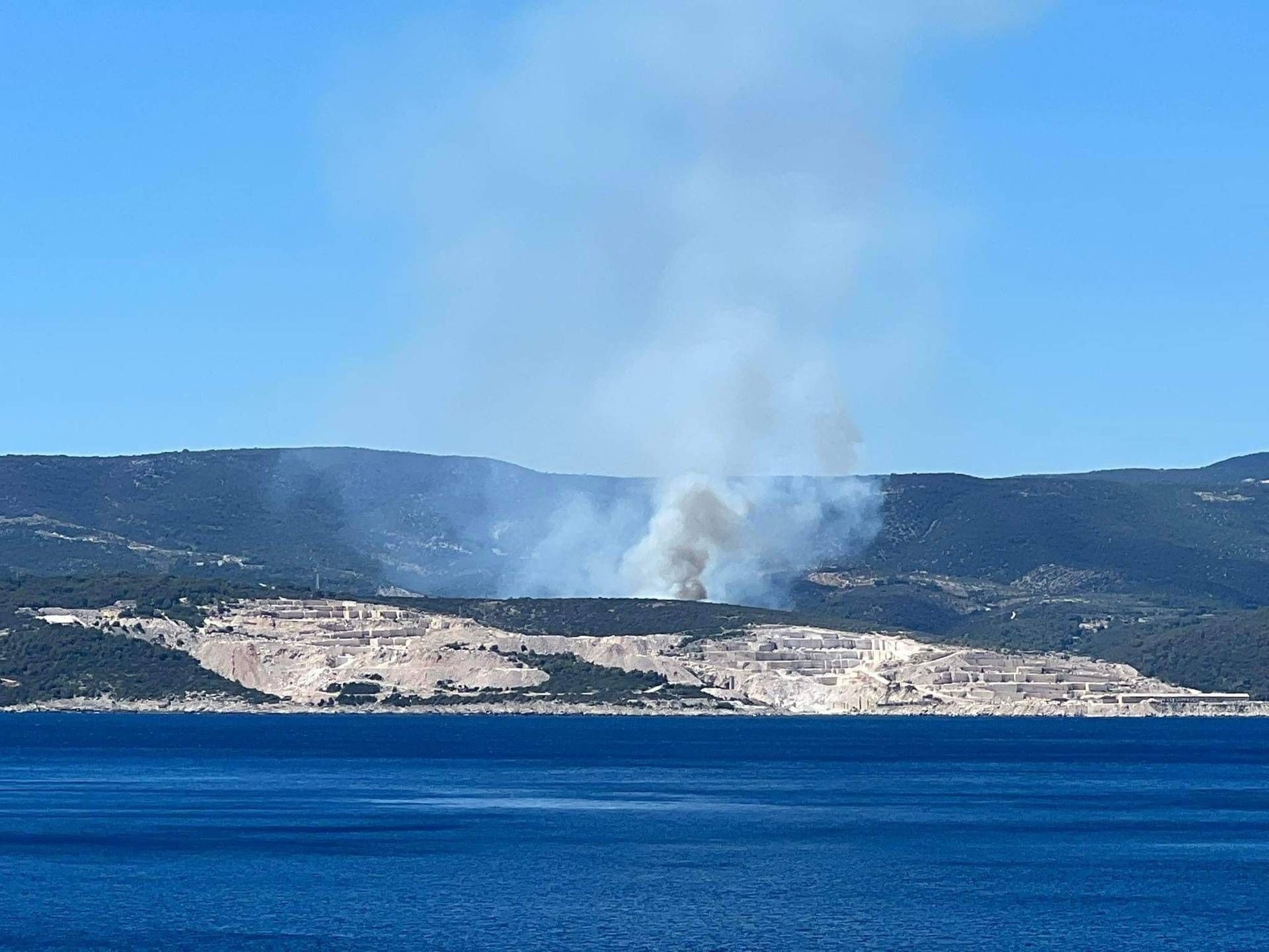 Veliki požari izbili na Braču i na Hvaru, s buktinjom se bore  sve snage s otoka, gase i kanaderi