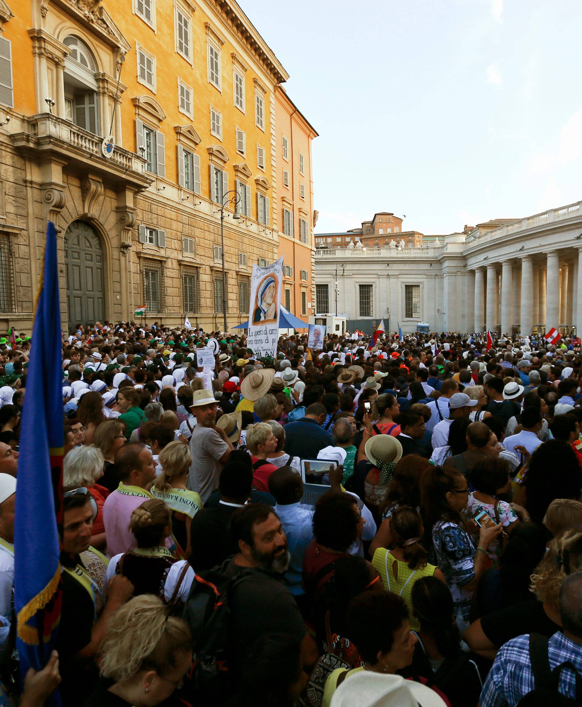Crowds arrive to attend a mass celebrated by Pope Francis for the canonisation of Mother Teresa of Calcutta in Saint Peter's Square at the Vatican
