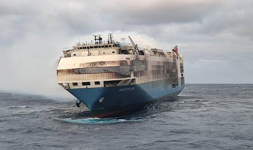 Kod Azora: Izgorjeli teretni brod s luksuznim autima je potonuo