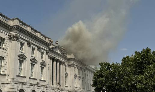 VIDEO  Vatrogasci se bore s velikim požarom u Londonu! Gori poznati Somerset House