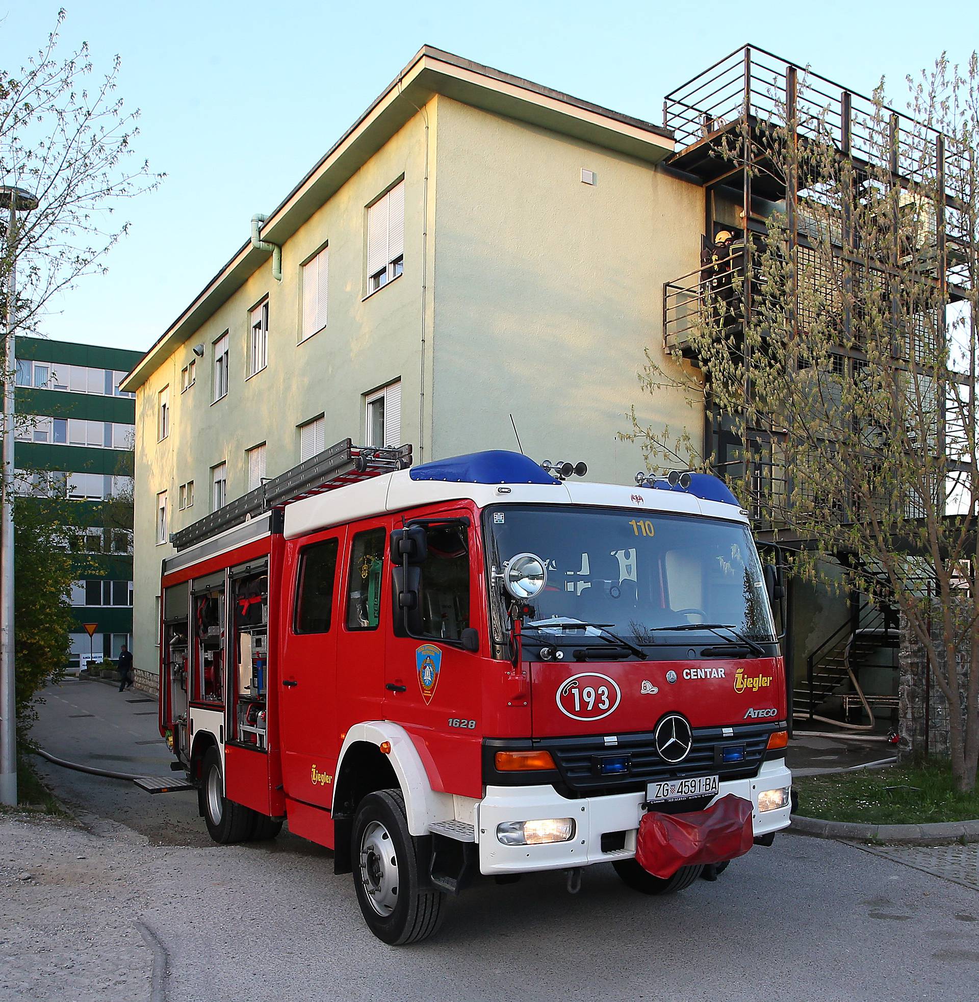 Požar na Odjelu patologije: U tijeku gašenje, ne zna se uzrok