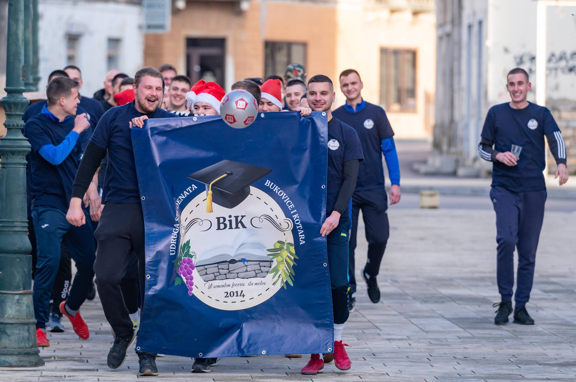 Luda nogometna utakmica u Benkovcu: Za svaki žuti karton kazna je popiti pola litre piva!