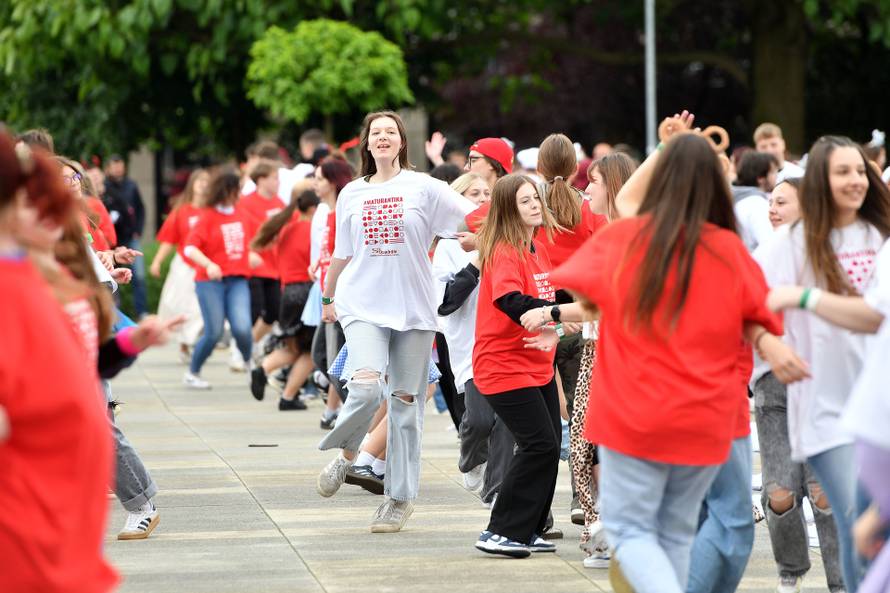 Varaždin: Stotinu maturanata varaždinskih srednjih škola plesalo tradicionalnu Quadrillu