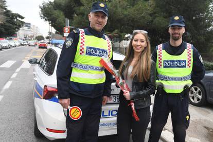 Dan žena i u prometu: Šibenski policajci davali ruže vozačicama