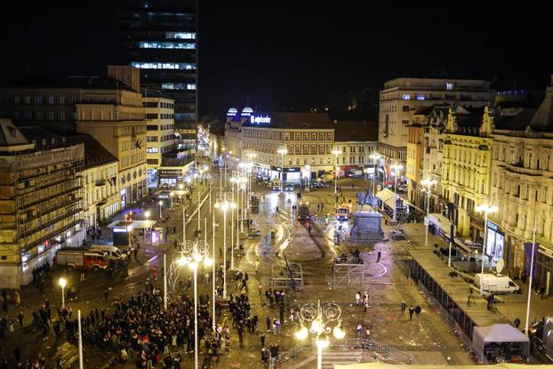 Zagreb: Ubrzo nakon završetka dočeka počelo je čišćenje trga 