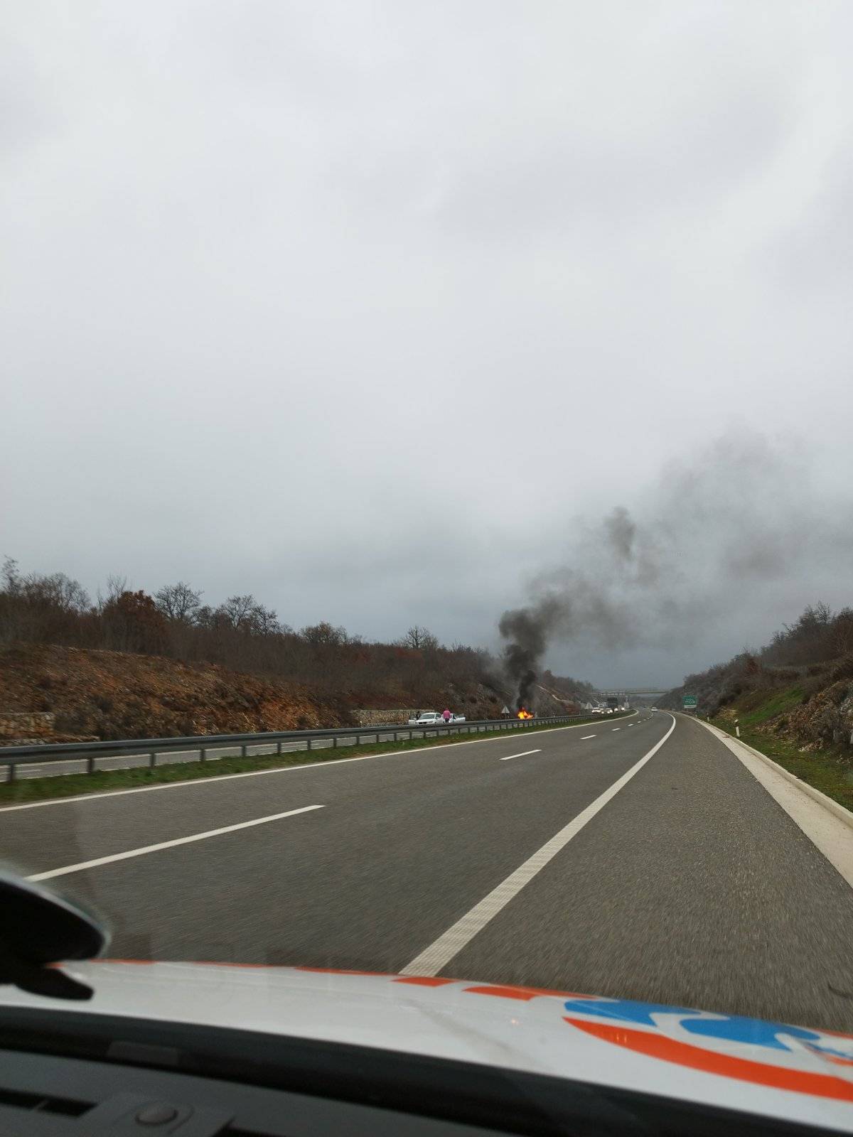 VIDEO Izgorio auto na ulasku u Pulu, vatrogasci ugasili požar