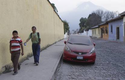 Eruptirao vulkan u Guatemali: Pepeo i kamenje prekrili ulice