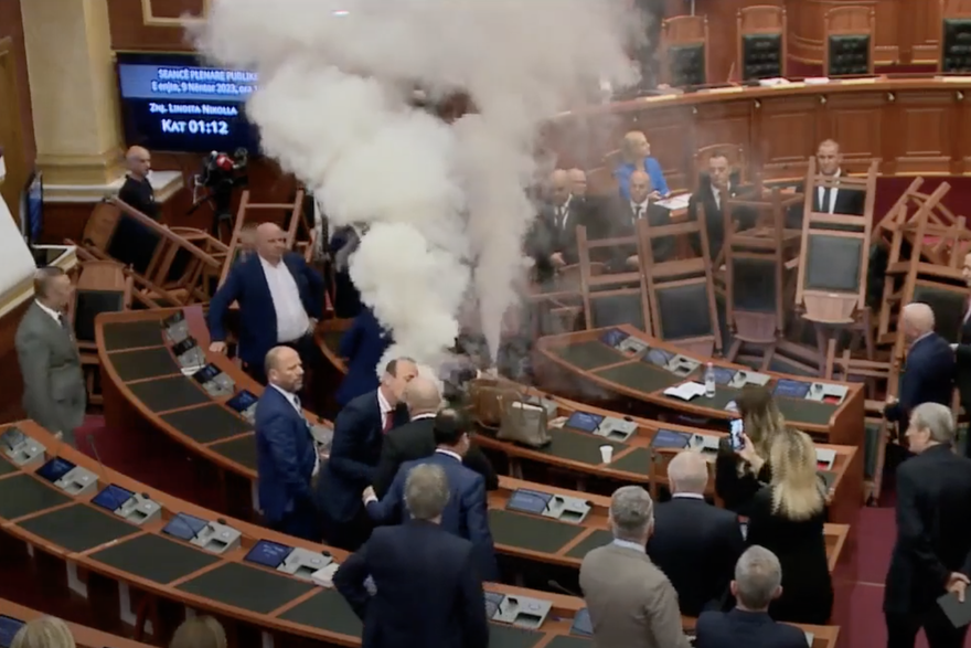Albanski zastuonici zapalili dimne baklje u parlamentu