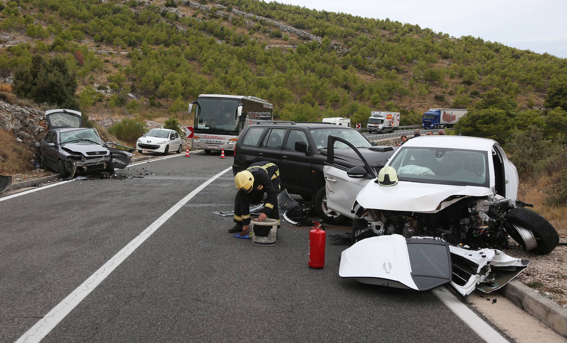 Zbog prometne nesreće prekinut je promet u mjestu Šparadići, sudarila su se tri automobila 