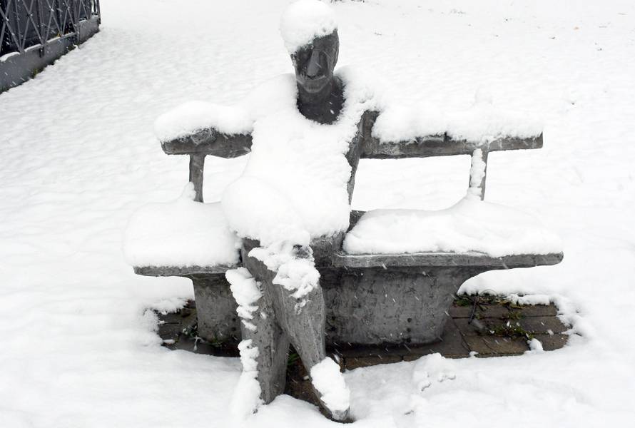 Sisak: Snijeg koji pada cijelo prijepodne zabijelio grad