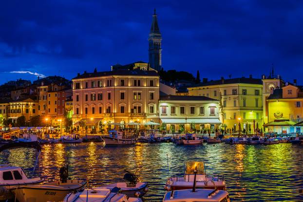 Gradske fotografije u sumrak grada Rovinja