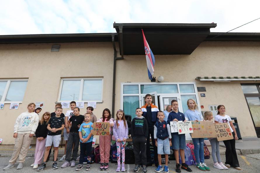 Zagreb: Prosvjed roditelja i djece Donjeg Dragonošca koja nastavu pohađaju u vatrogasnom domu
