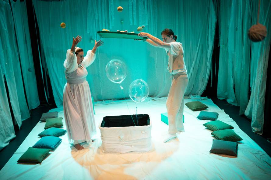 Dječaci utišavali djevojčice u kazalištu? Da, i to je moguće