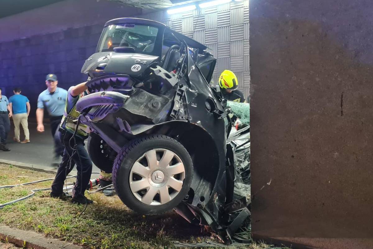Strašan prizor na Aleji Bologne: Auto sletio s ceste i udario u stup, jedan je čovjek poginuo