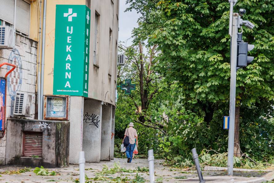 Nevrijeme poharalo Split, vatrogasci imaju pune ruke posla