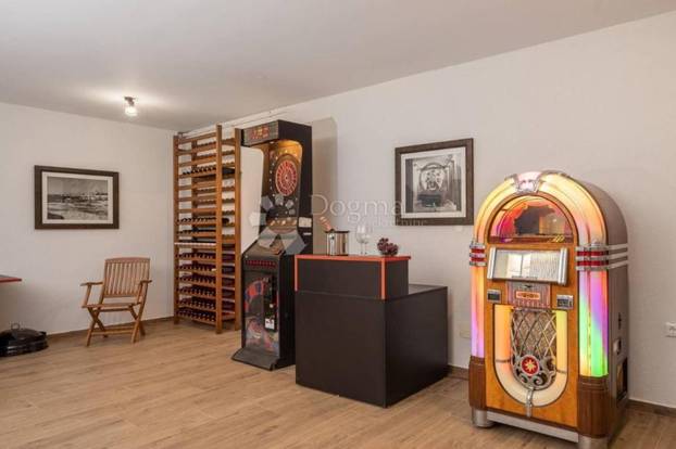 FOTO Ova luksuzna vila kod Šibenika ima čak dva bazena, a prodaje se za 5 milijuna eura