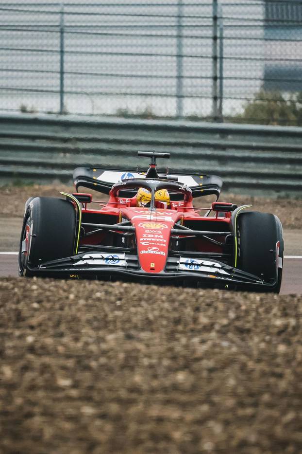 Prvi krug novog voza?a Ferrarija Lewisa Hamiltona tijekom dana testne vožnje u Fioranu