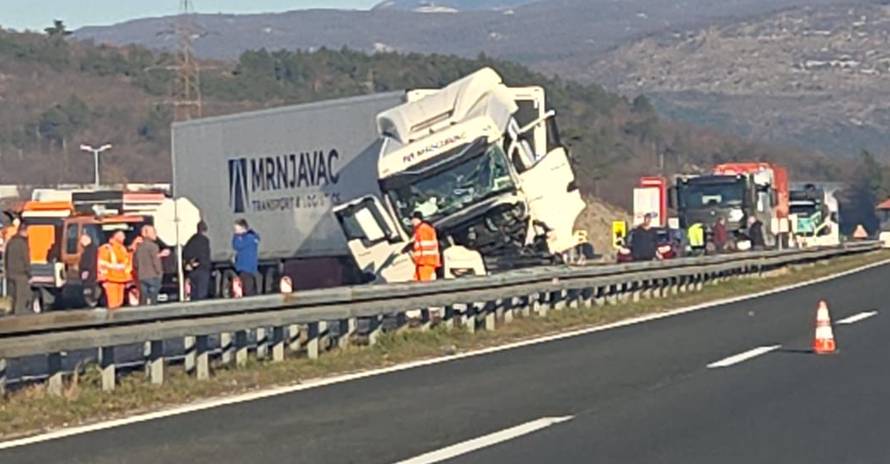FOTO Krš i lom na A6: Sudarili se kamioni, dvoje je ozlijeđenih