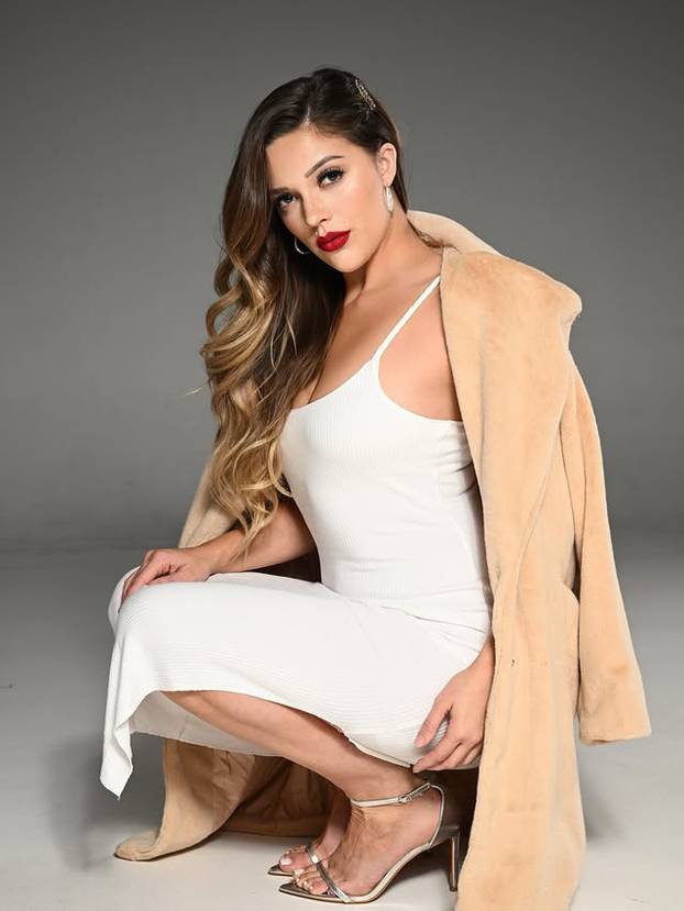 FOTO Ovo je najseksi pekarica koju ćete danas vidjeti: Mijesi tijesto i osvaja izgledom