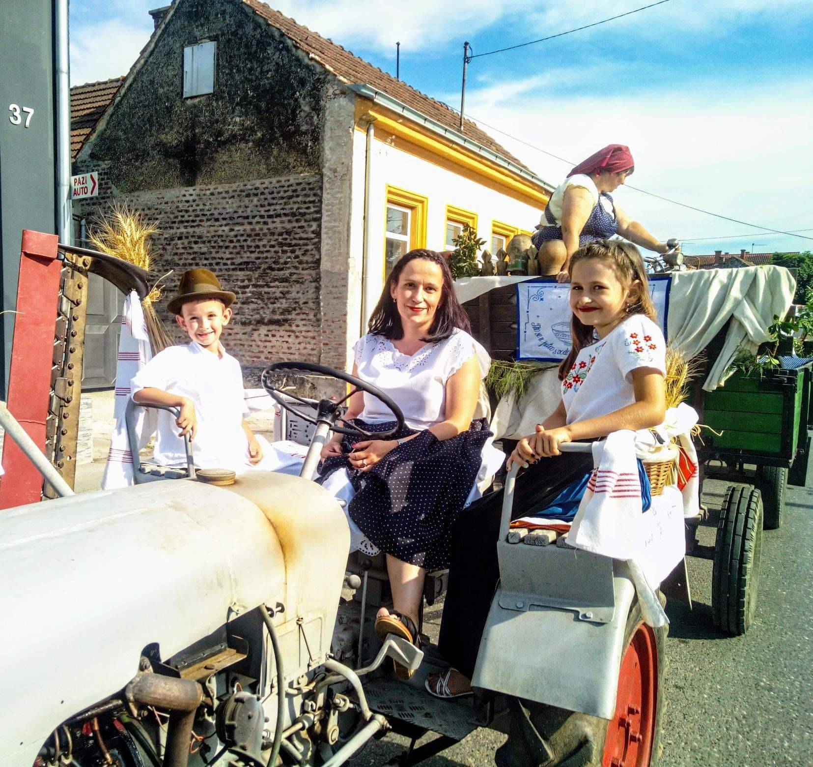 Traktor obitelji Dobrovec star je čak 63 godine: 'Pouzdana mašina, malo traži i puno daje'