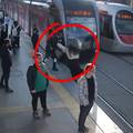 Dramatična snimka iz Turske: Zaštitar u posljednji tren spasio ženu od naleta tramvaja