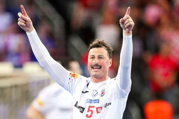 FOTO Glavaš brčićima zaludio žene. Pogledajte kako bi Dule i ostali izgledali da ih imaju!