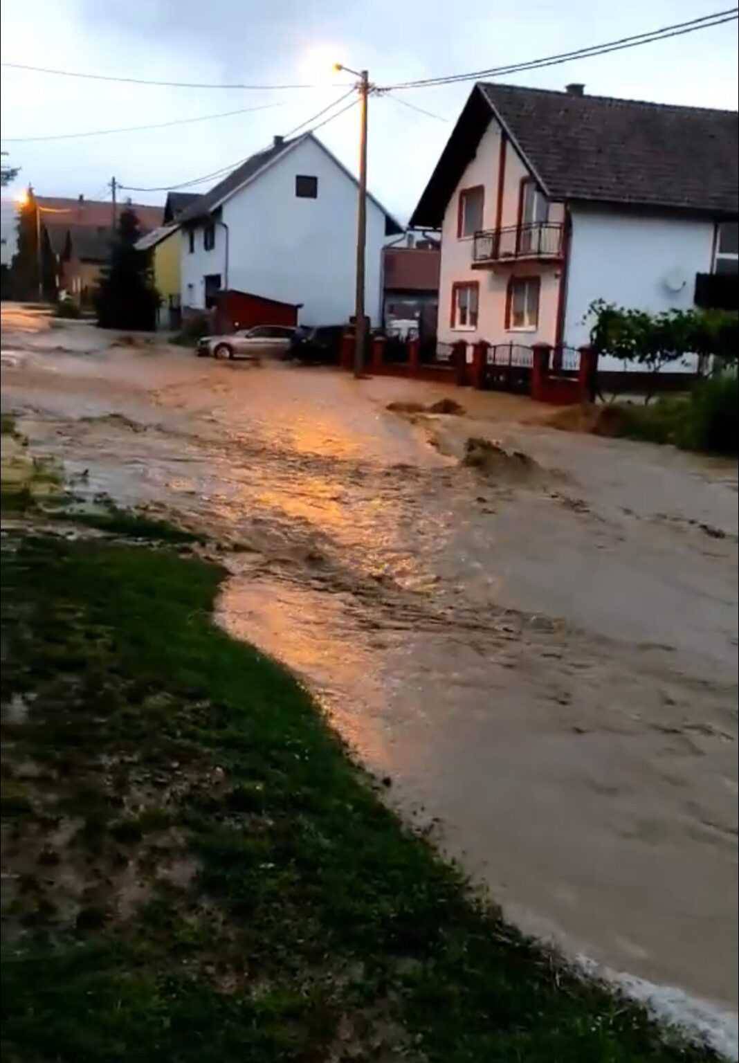 VIDEO Poplave i blatne bujice stvorile kaos kod Požege