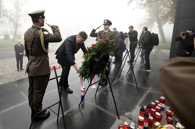 Zagreb: Andrej Plenković položio vijence na Mirogoju povodom Svih svetih