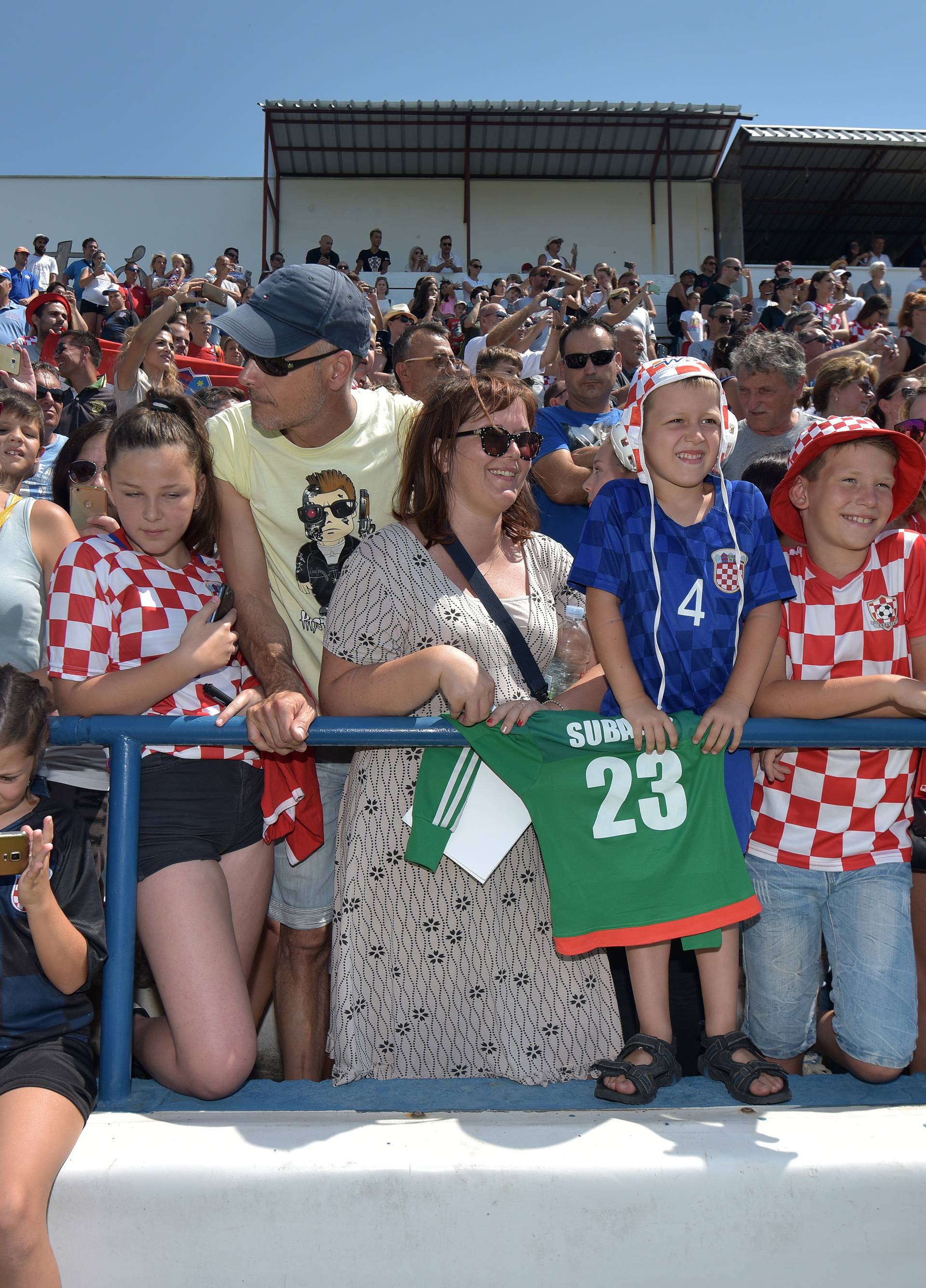 Vatreni odali počast Ćustiću: 'Dres više ne smijem skidati...'