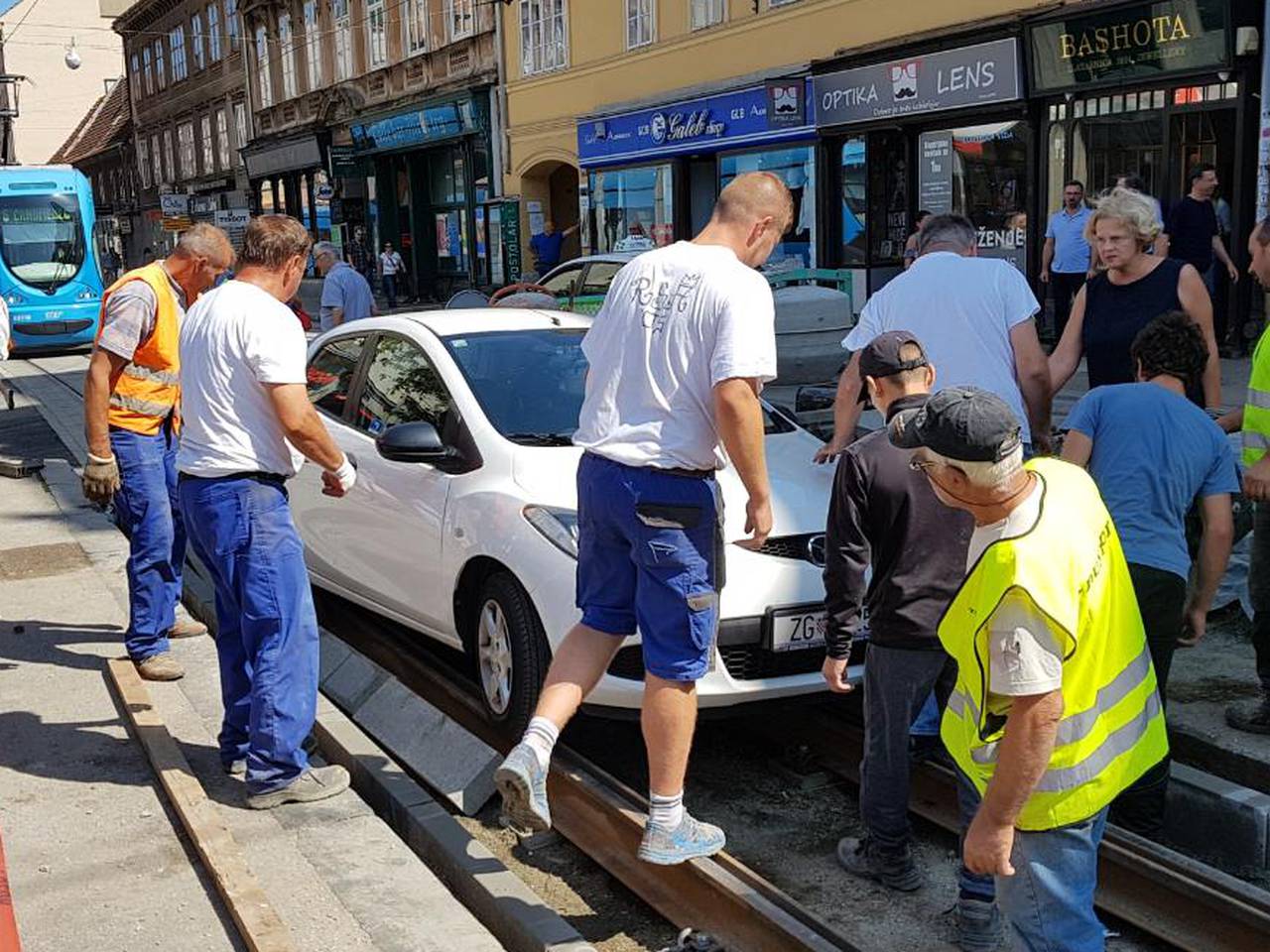 I ona upala autom u tračnice: 'Gledajte prometne znakove!'