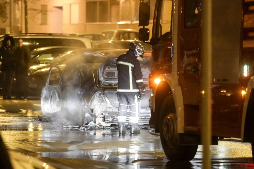 Planuo automobil na zapadnom dijelu grada, čule se eksplozije